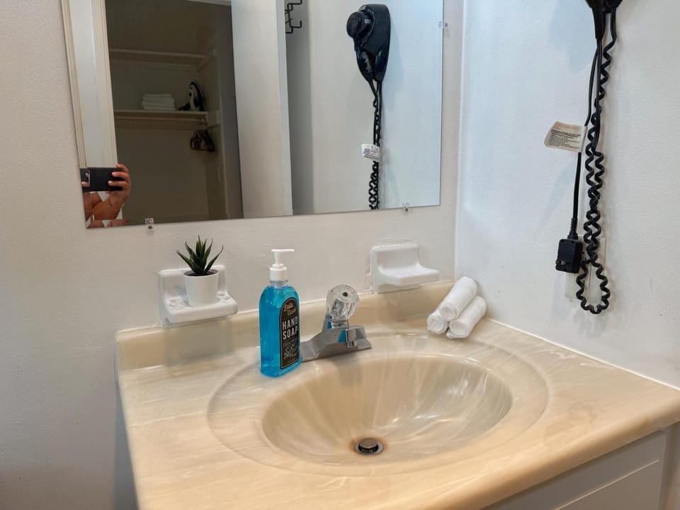 Cozy Beach Studio Full Kitchen Pool Access Apt3 Apartment in Pompano Beach