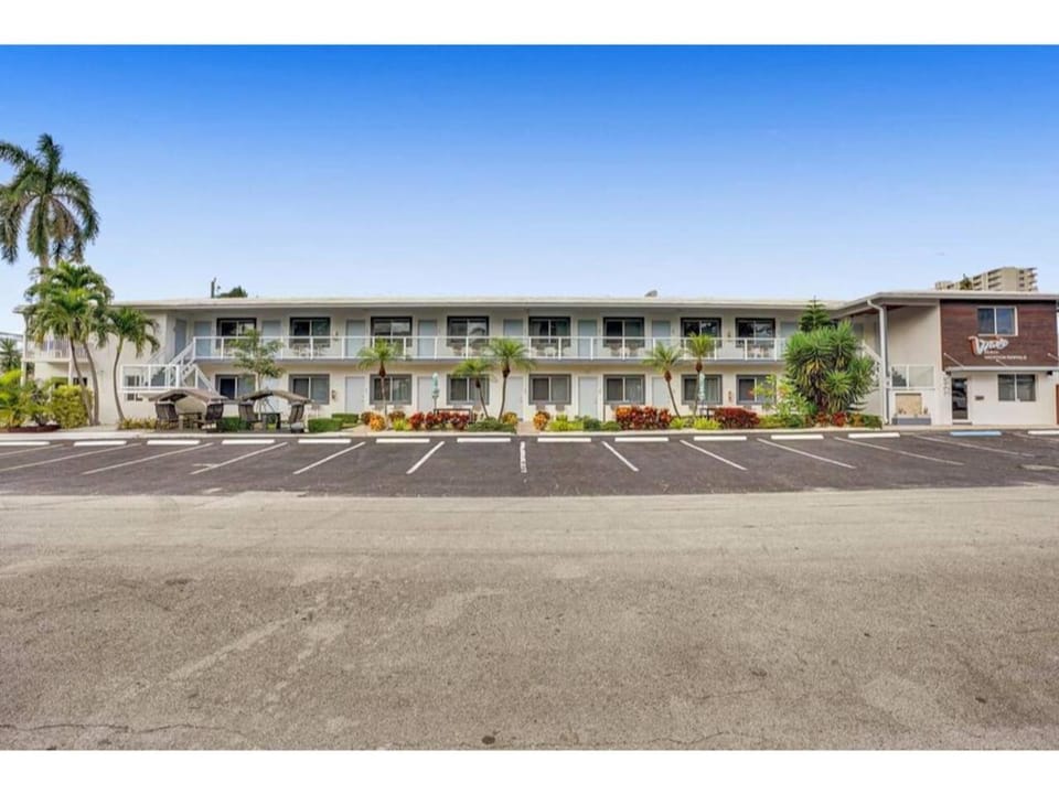 Cozy Beach Studio Full Kitchen Pool Access Apt3 Apartment in Pompano Beach
