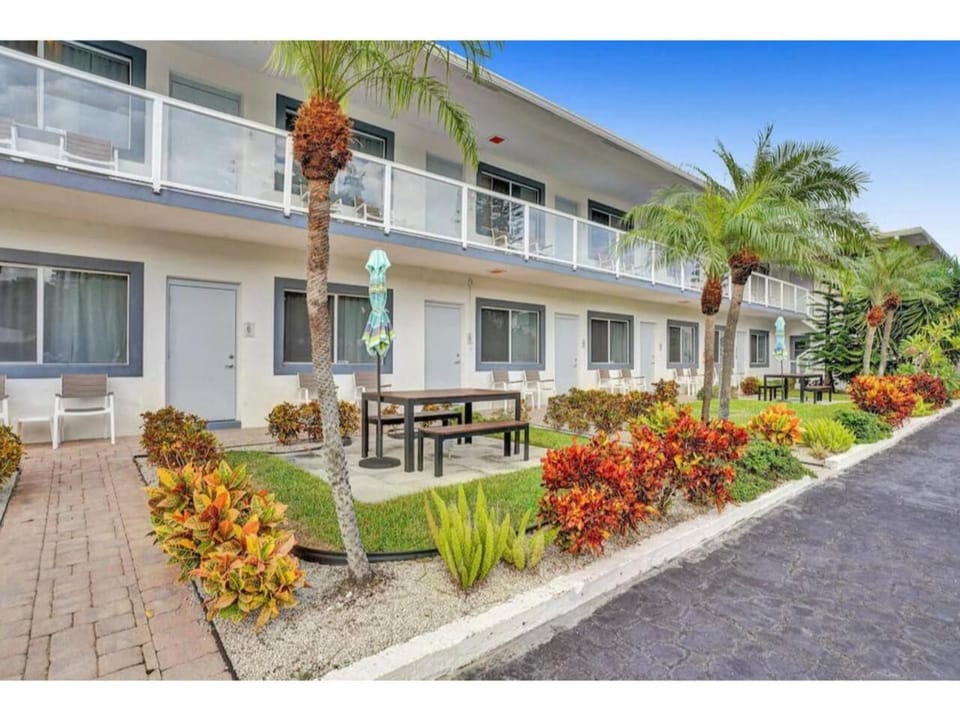 Poolside Escape Studio with Kitchen Double Beds Apt8 Apartment in Pompano Beach