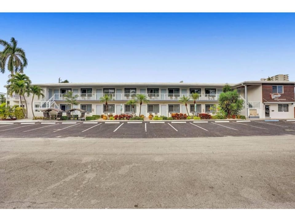 Warm and Inviting Beach Studio Near Pompano Pier Apt4 Apartment in Pompano Beach