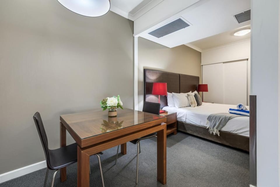 Skyline Tropical Oasis Pool Kingbed Balcony Apartment in Darwin