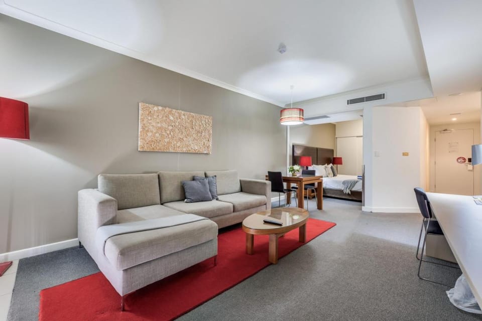 Skyline Tropical Oasis Pool Kingbed Balcony Apartment in Darwin