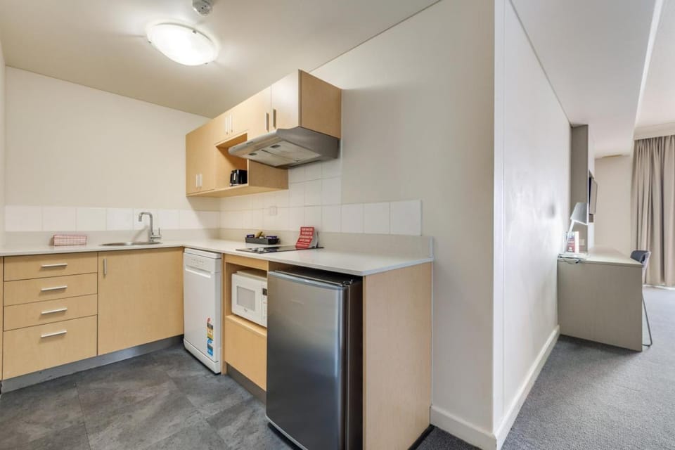 Skyline Tropical Oasis Pool Kingbed Balcony Apartment in Darwin