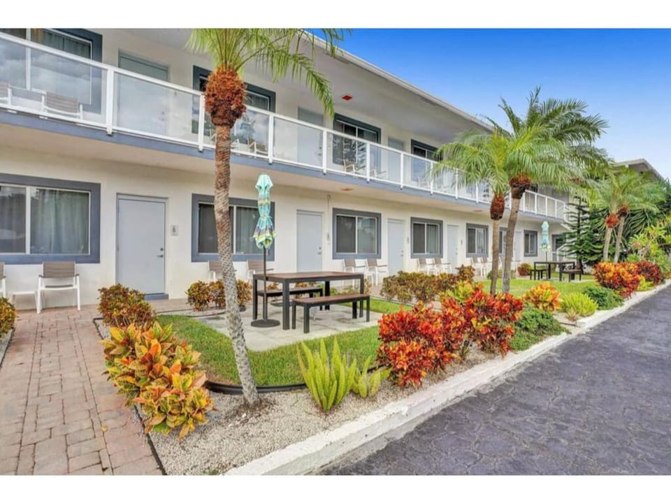 Sunny Studio by the Pool Near Beach and Dining Apt6 Apartment in Pompano Beach