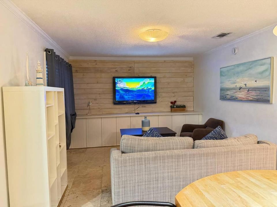 Comfortable Apartment 2BR Walk to Beach Apt1 Apartment in Pompano Beach