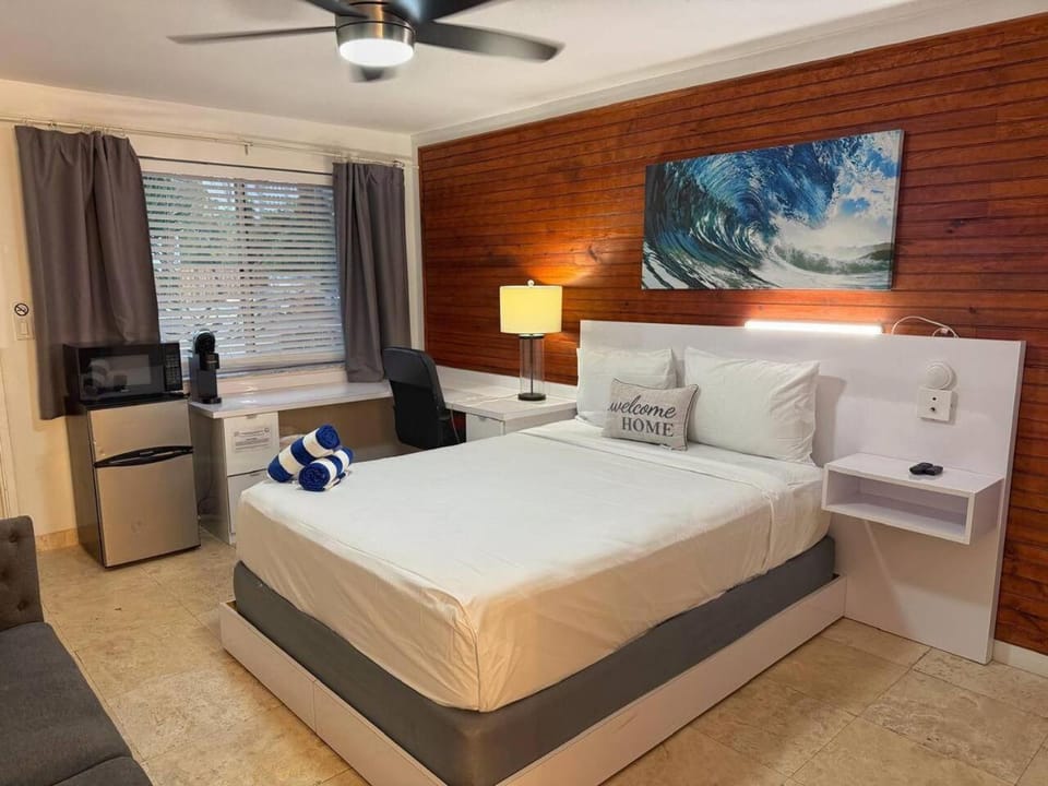 Stylish Beach Studio with Pool and Workspace Apt2 Apartment in Pompano Beach