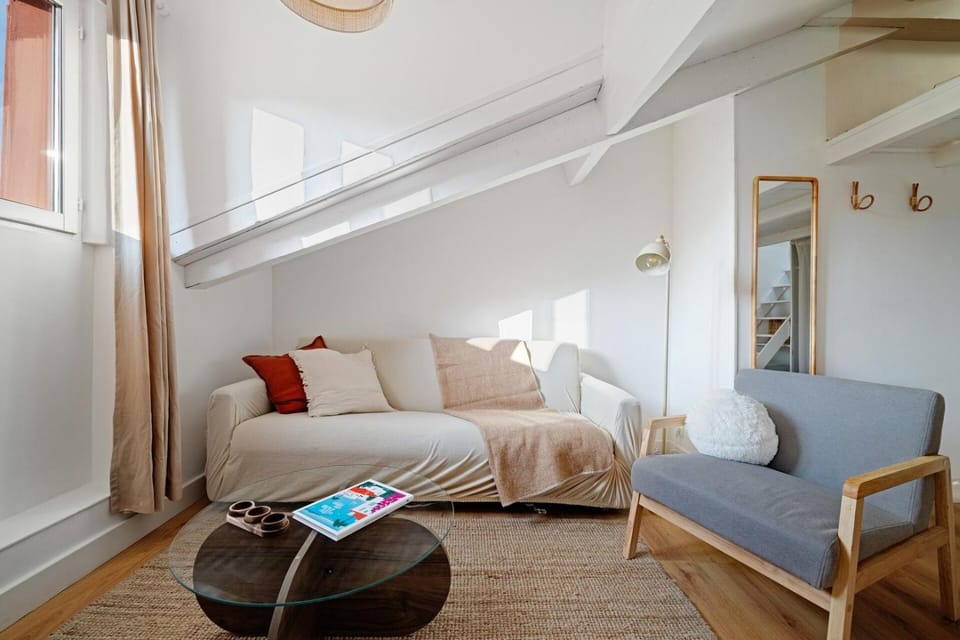 Charming & Bright Cozy Retreat on Nice Port Apartment in Nice