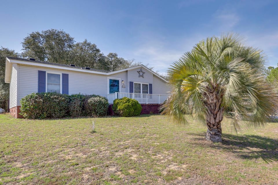 Nina's Beach Retreat: ~ 1 Mi to Holden Beach! House in Lockwoods Folly