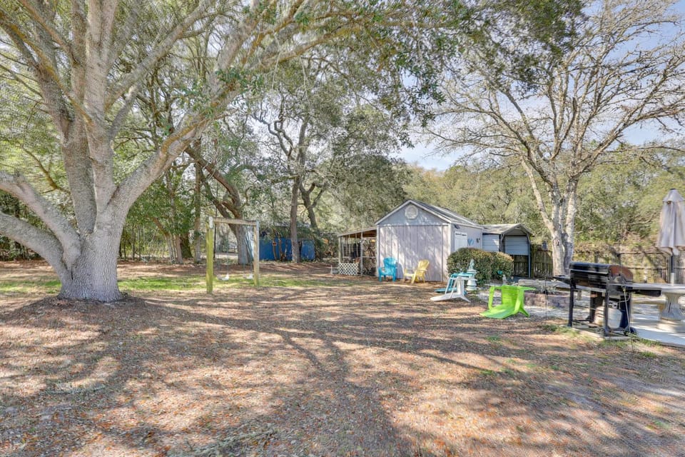 Nina's Beach Retreat: ~ 1 Mi to Holden Beach! House in Lockwoods Folly