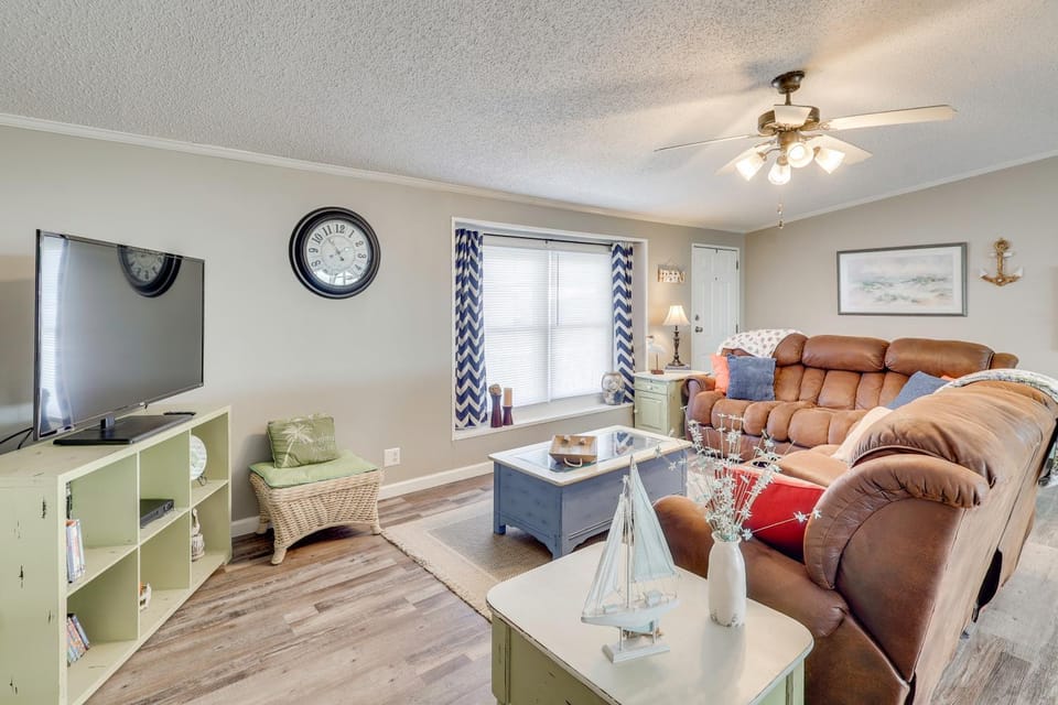 Nina's Beach Retreat: ~ 1 Mi to Holden Beach! House in Lockwoods Folly