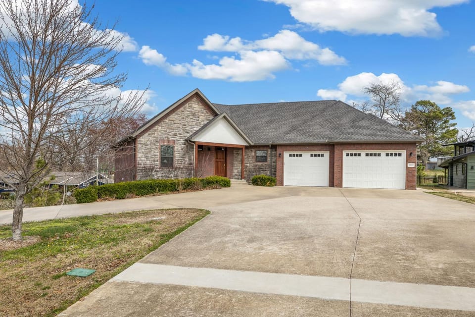 The Northender-Walk to Downtown-ON MTB trail-HotTub House in Rogers