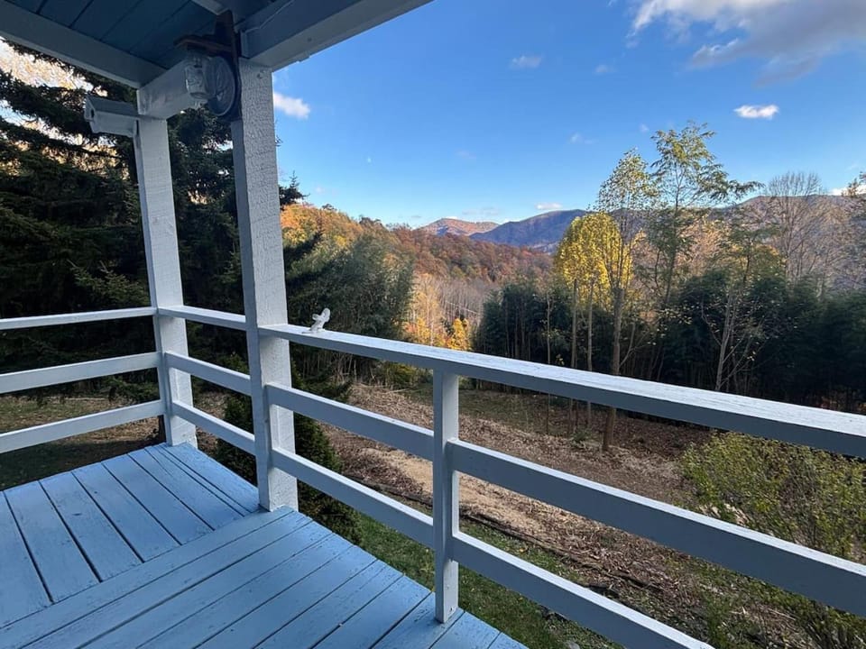 Maggie Valley Cabin - Hot Tub - Spectacular Views - Sleeps 7 Cabin in Maggie Valley