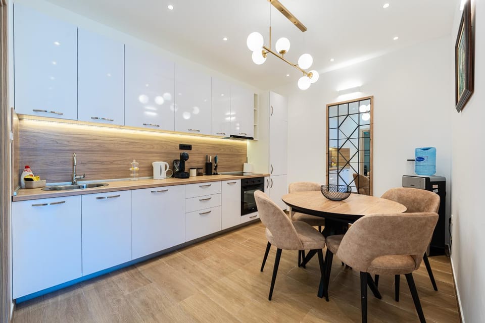 Kitchen or kitchenette, Dining area