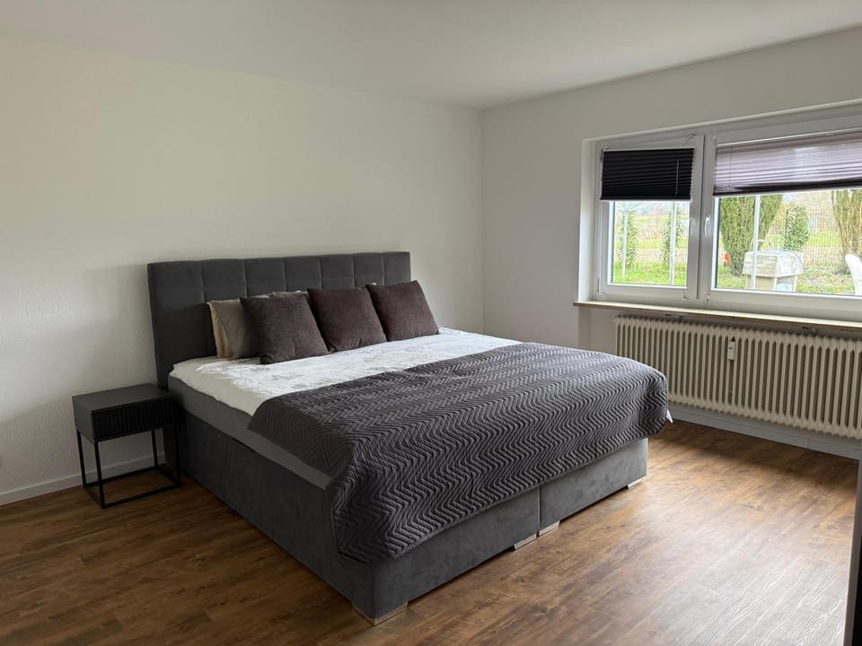 Bed, Photo of the whole room, Bedroom, internet