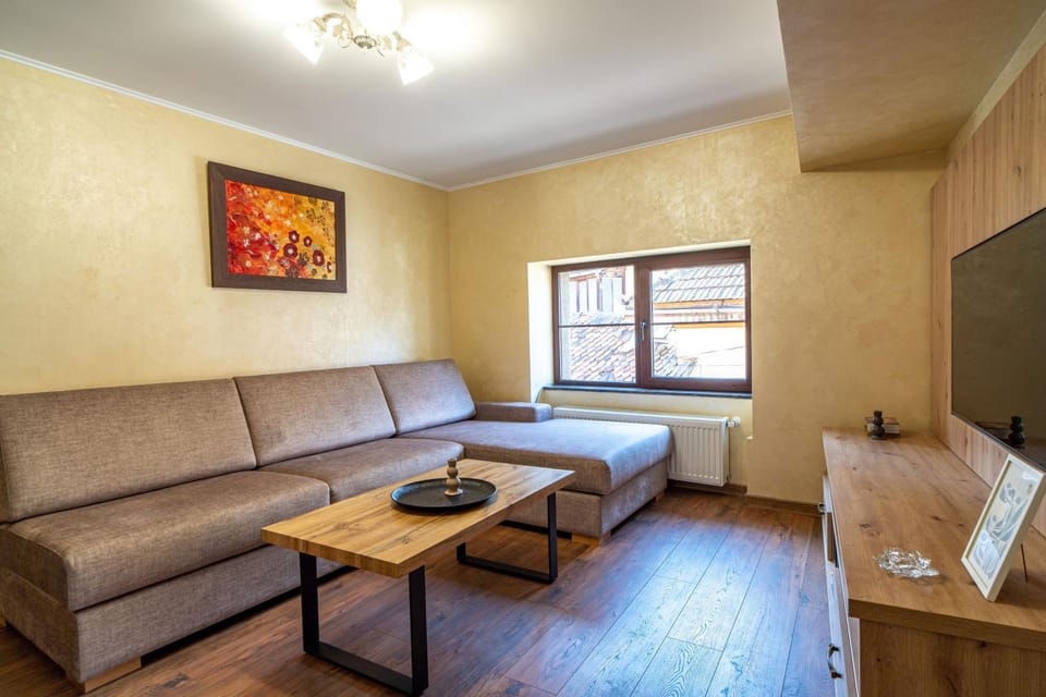 TV and multimedia, Living room, Decorative detail, Seating area, Area and facilities