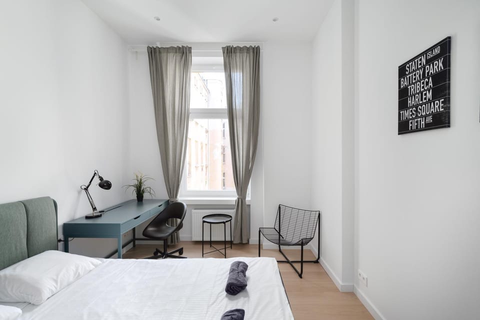 Bed, TV and multimedia, Living room, Photo of the whole room, Seating area, Bedroom, hair dresser