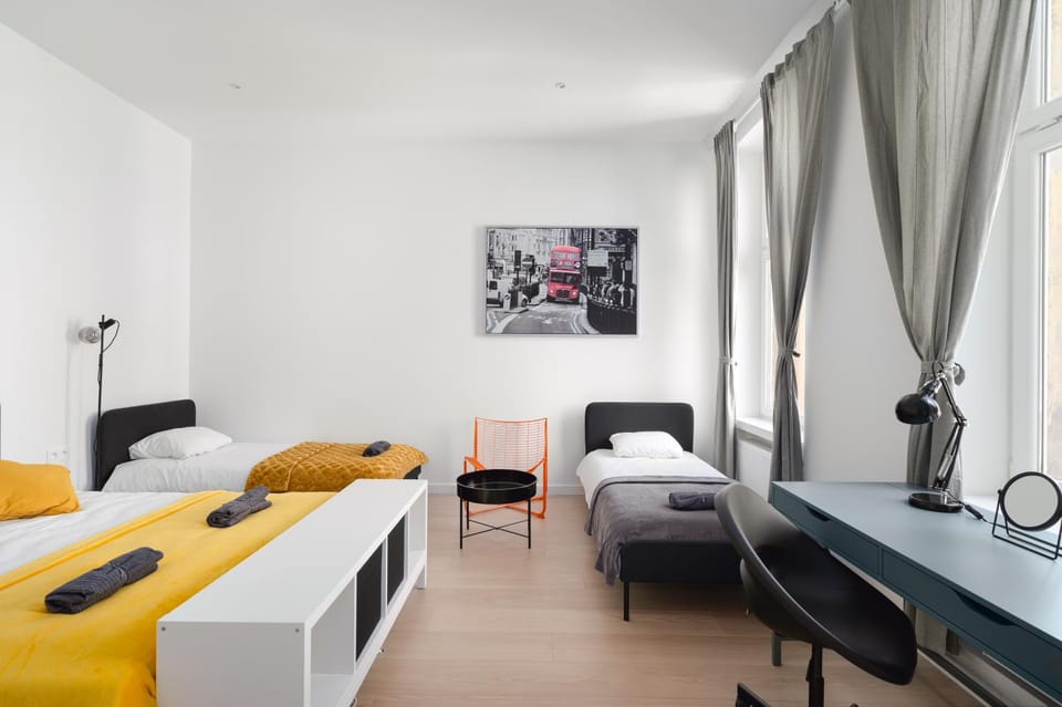 Bed, TV and multimedia, Living room, Photo of the whole room, Seating area, Bedroom