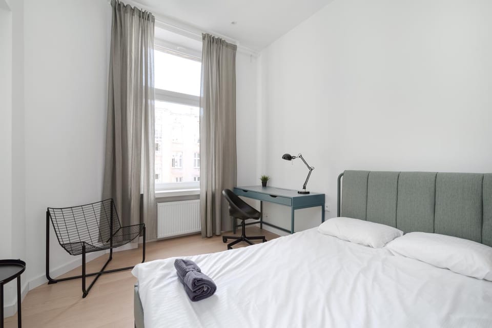 Bed, Living room, Photo of the whole room, Seating area, Bedroom