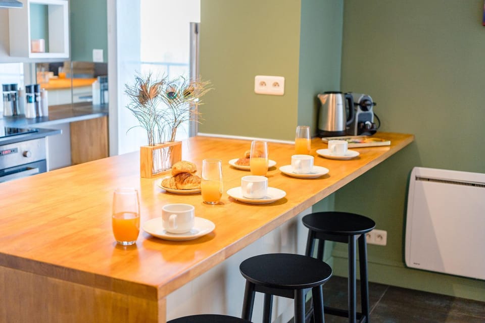 Coffee/tea facilities, Kitchen or kitchenette, Food and drinks, Dining area, Food, stove, toaster