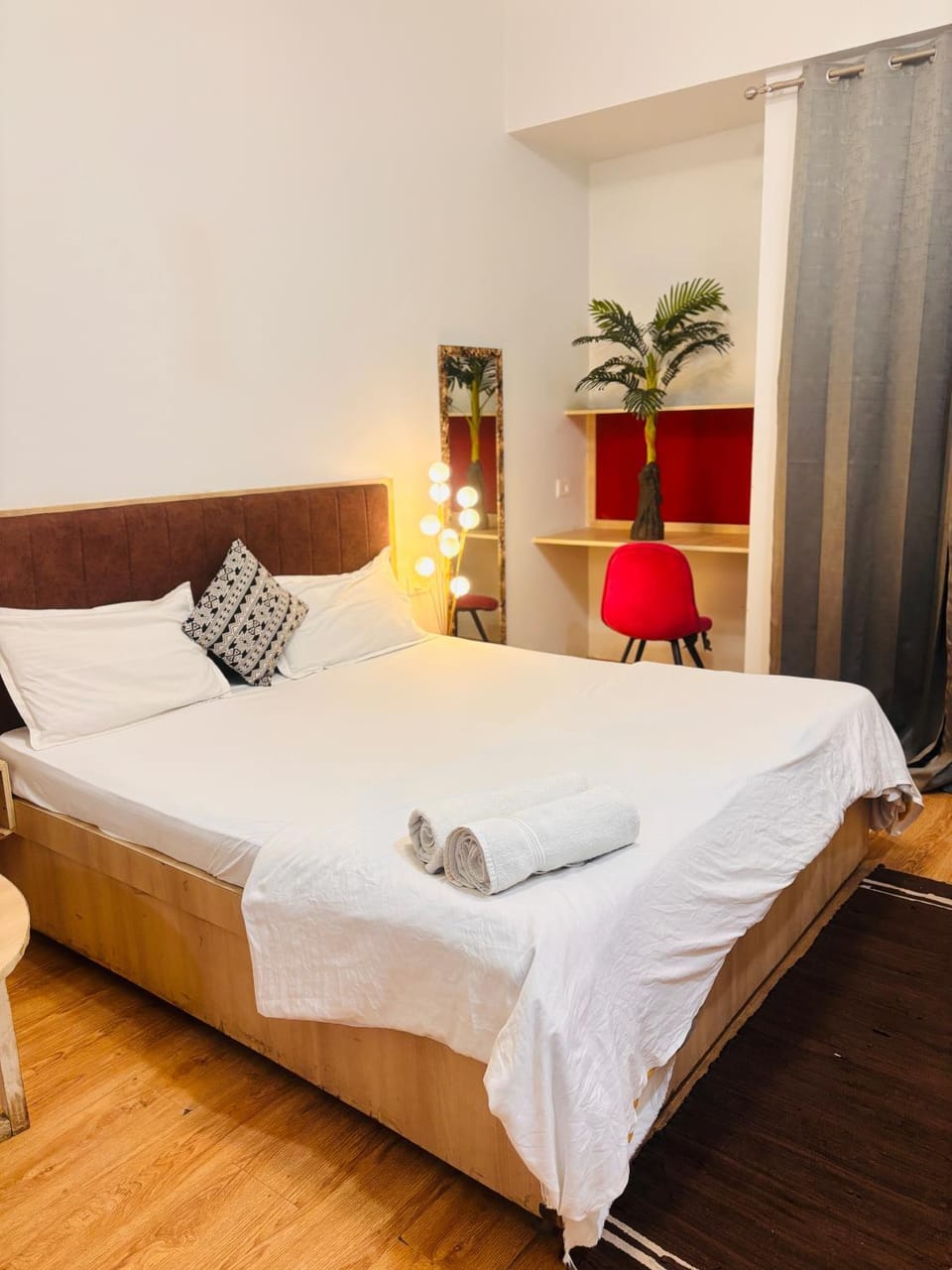 Bed, Bedroom, towels