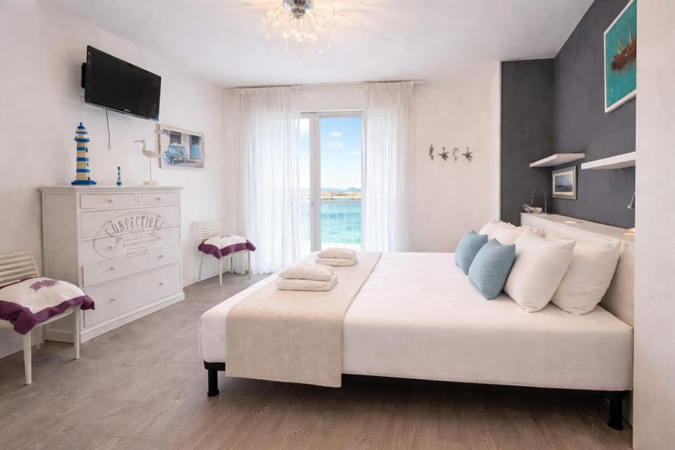 Bed, Bedroom, Sea view