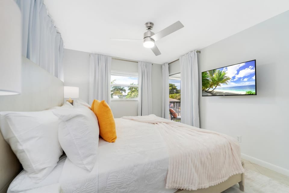 Bed, TV and multimedia, Bedroom