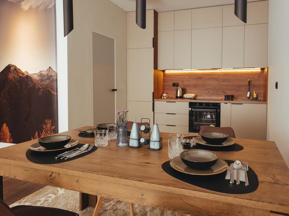 Coffee/tea facilities, Kitchen or kitchenette, Dining area, stove, toaster