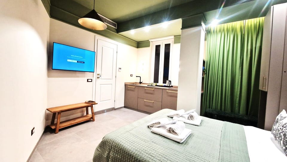 TV and multimedia, Photo of the whole room, Bedroom