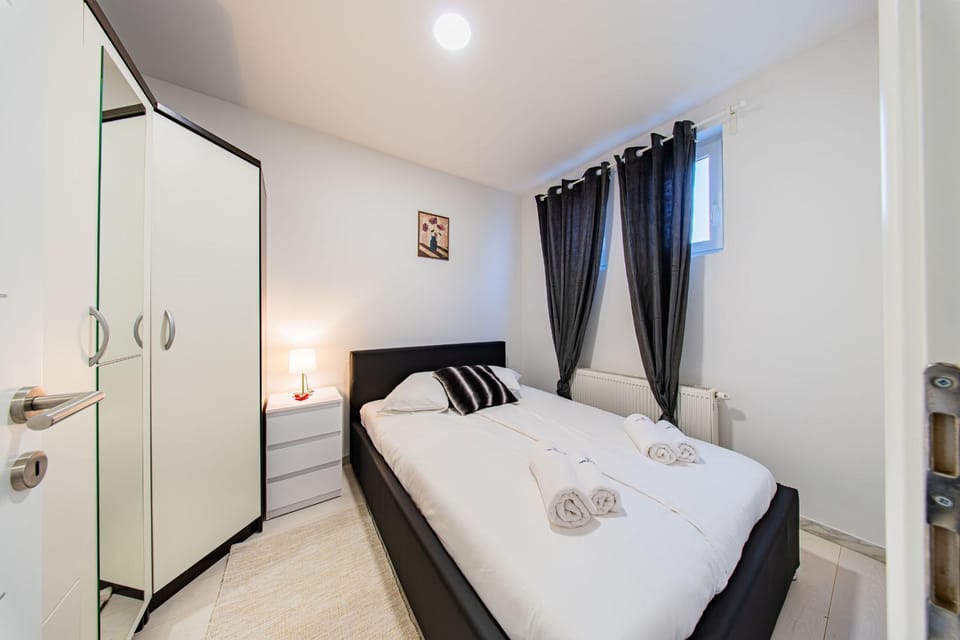 Bed, Bedroom, towels, wardrobe