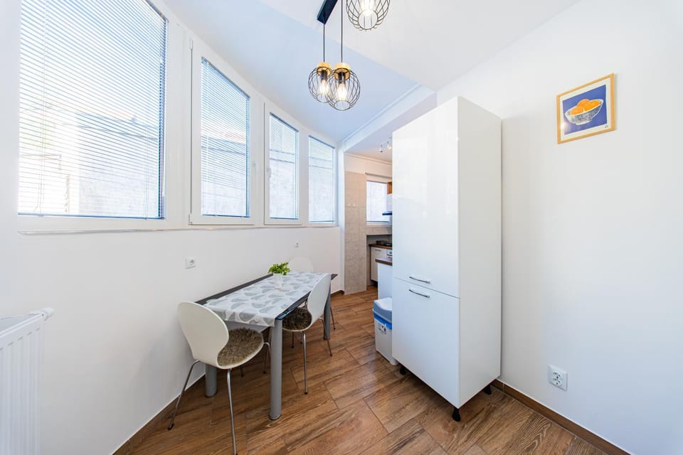 Kitchen or kitchenette, Dining area, oven