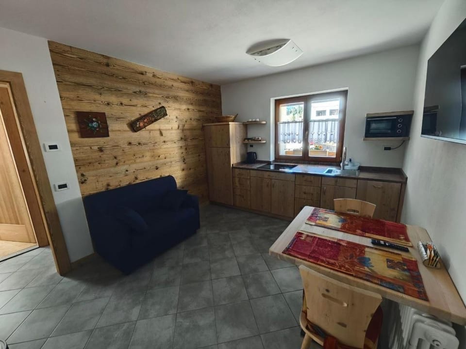 Kitchen or kitchenette, dishwasher, stove