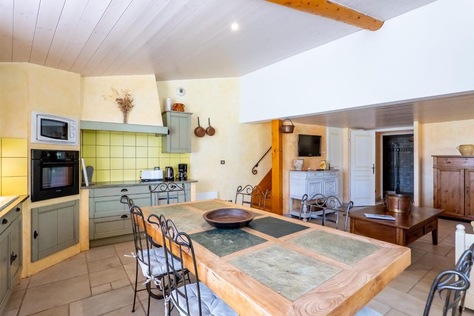 Property building, Kitchen or kitchenette, Living room