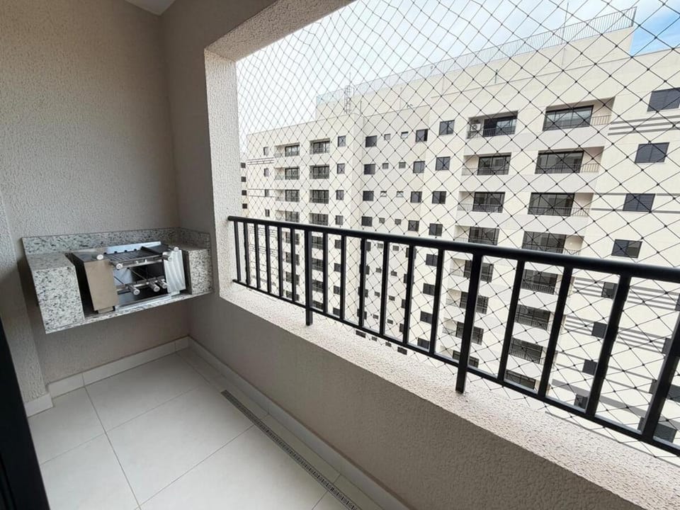 Super completo! Ar split nos 3 quartos e na sala! Ao lado do Shopping Center modas, a poucos passos da 44 e da Rodoviária! Apartment in Goiania