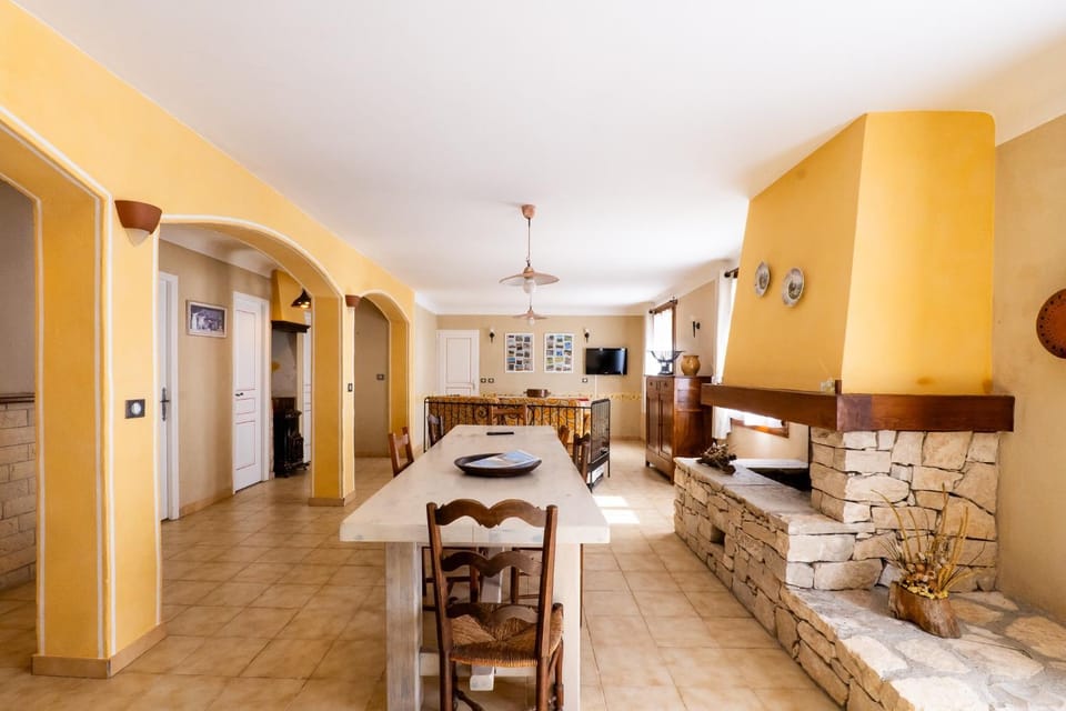Property building, Kitchen or kitchenette, Living room