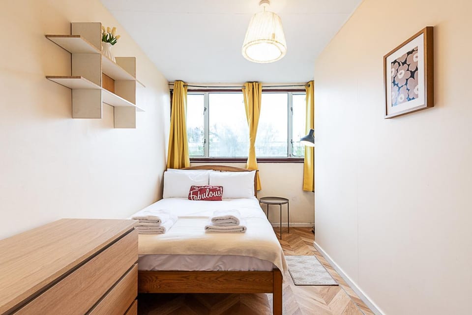 London Home with Garden Near Richmond Park Bed and Breakfast in London Borough of Richmond upon Thames