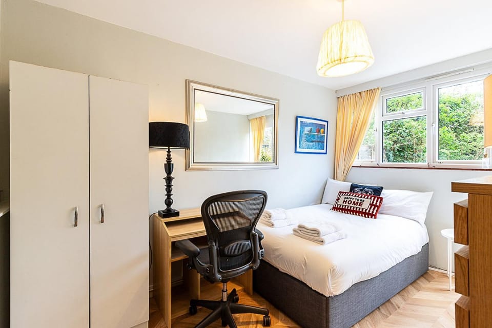 London Home with Garden Near Richmond Park Bed and Breakfast in London Borough of Richmond upon Thames