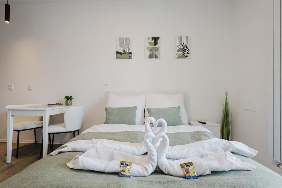Bed, Dining area