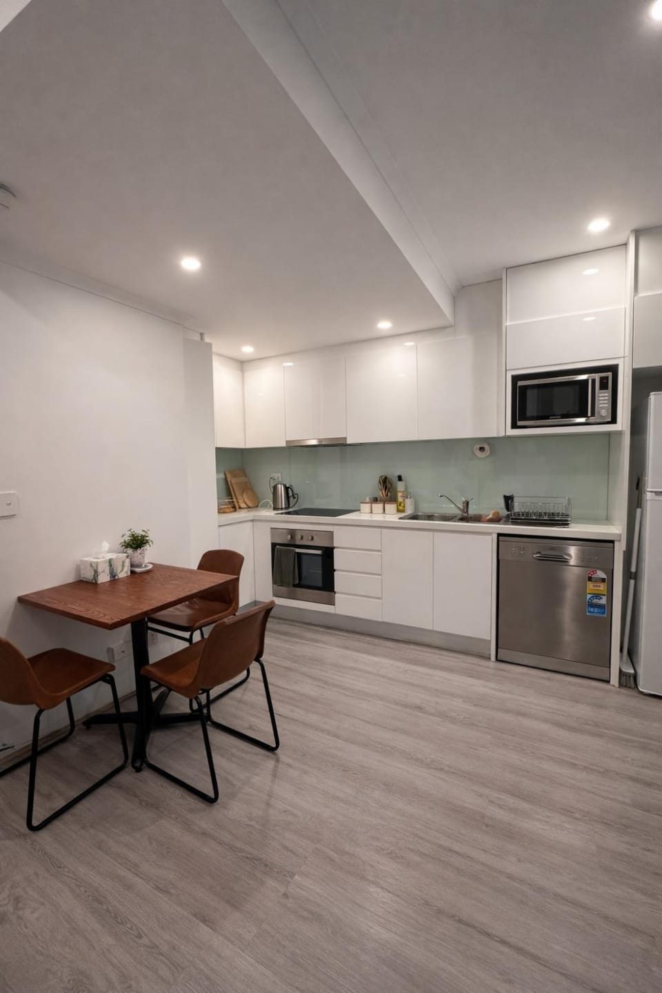 Chippendale unit with parking, walk to USYD and station Apartment in Sydney