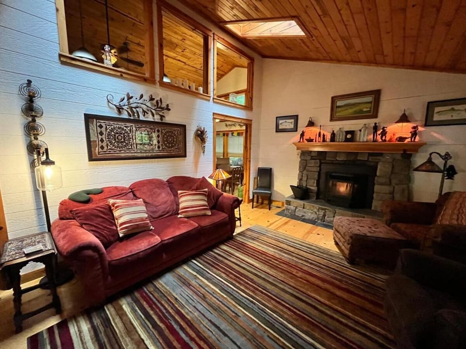Cozy Mt Hood Adventures home with hot tub House in Mount Hood Village