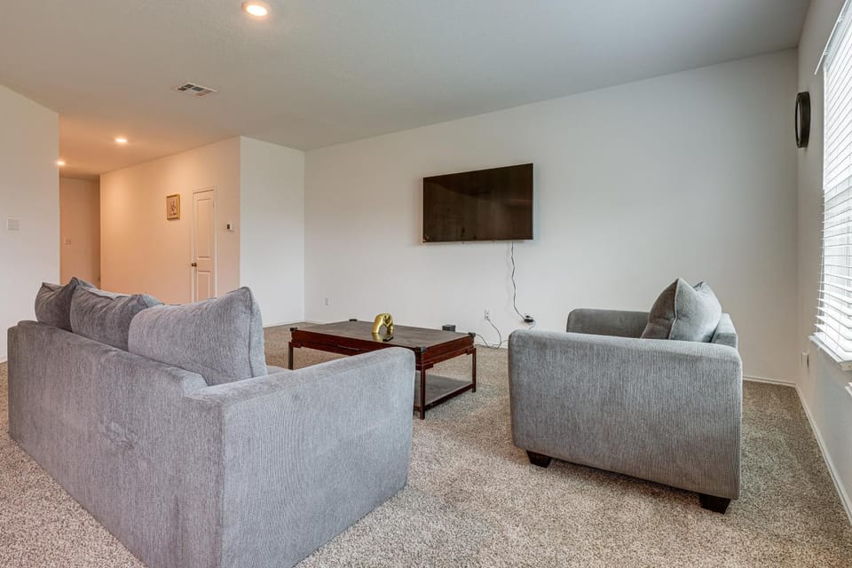 Spacious and Pet Friendly! Hill Country Home Base House in San Marcos
