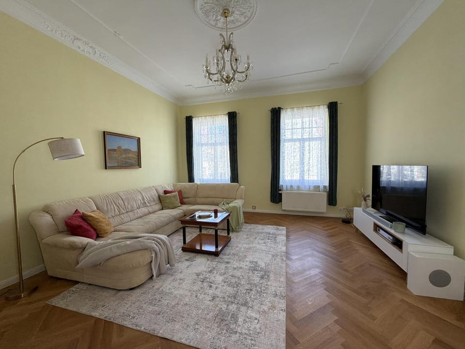 Communal lounge/ TV room, TV and multimedia, Living room, Seating area, Evening entertainment