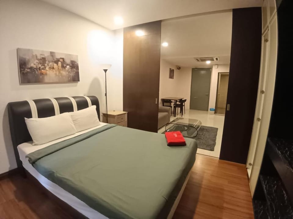 Bed, TV and multimedia, Living room, Photo of the whole room, Seating area, Bedroom