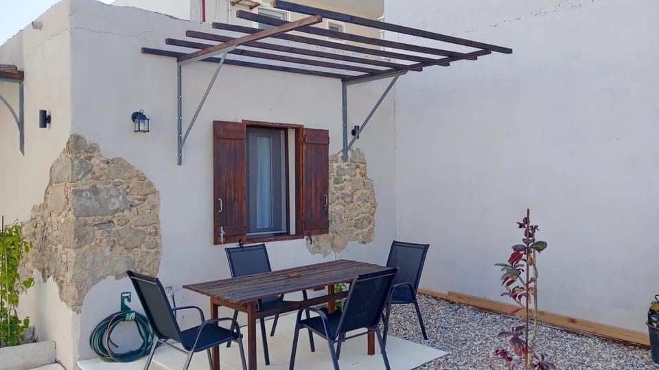 Patio, Day, Seating area, Dining area