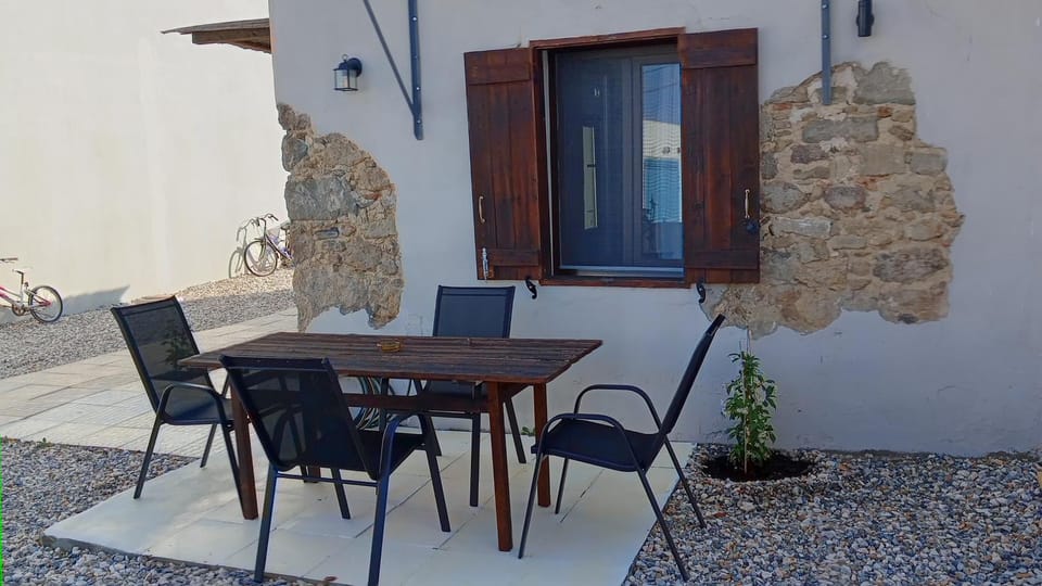Patio, Day, Seating area, Dining area