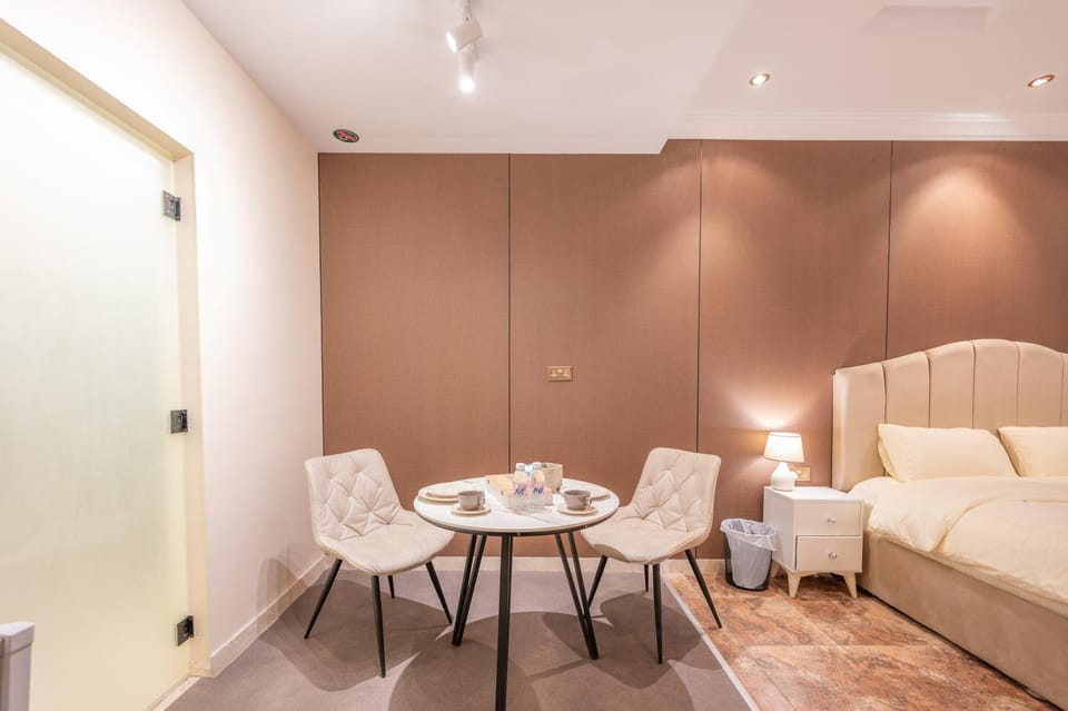 Bed, Dining area, Bedroom