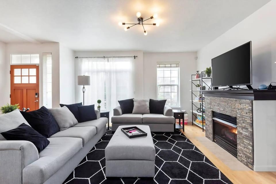 Modern Clackamas Townhome • Garage • Patio House in Happy Valley