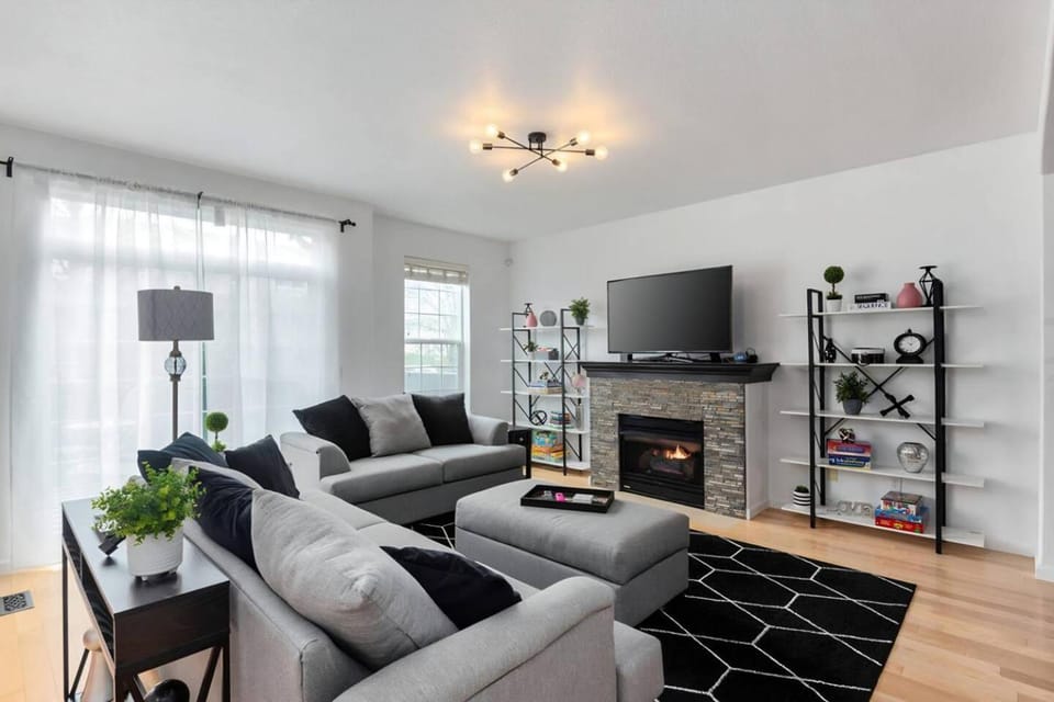 Modern Clackamas Townhome • Garage • Patio House in Happy Valley