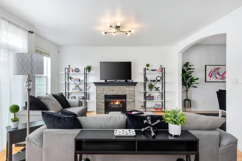Modern Clackamas Townhome • Garage • Patio House in Happy Valley
