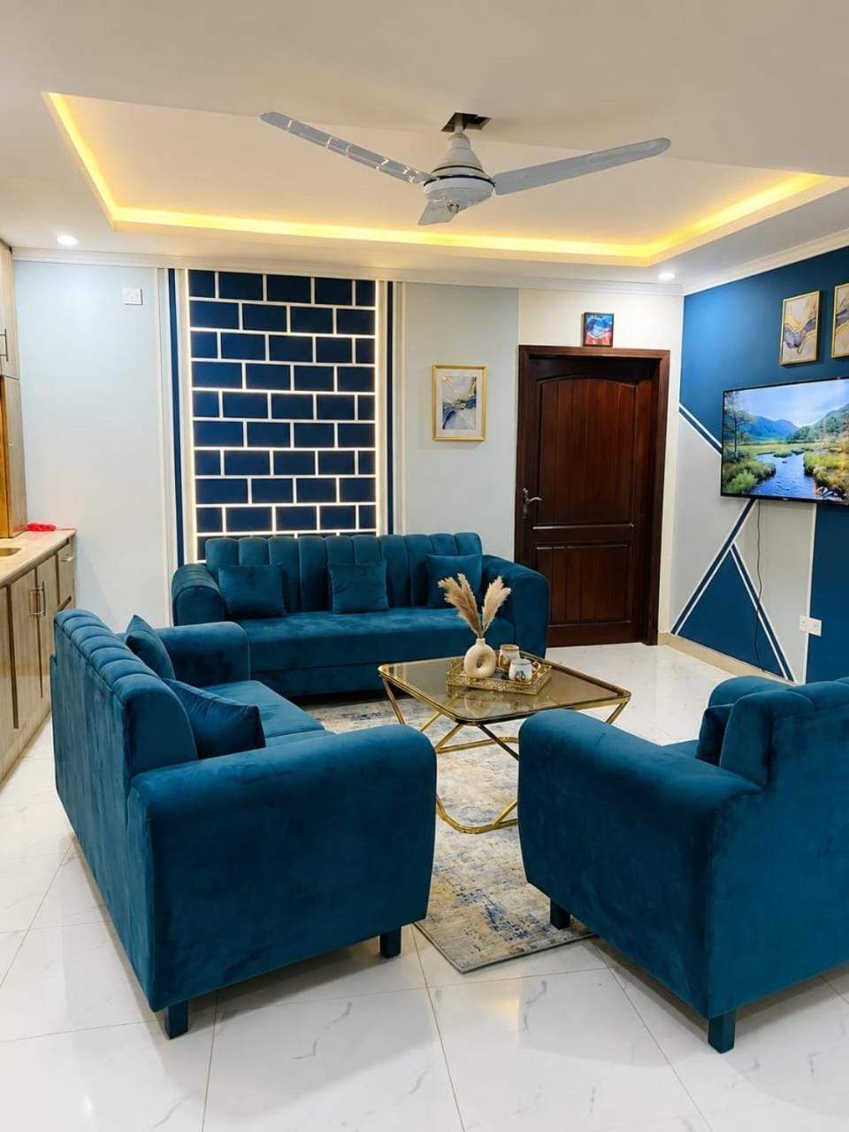 Property building, Restaurant/places to eat, Off site, On-site shops, Seating area, On site, Swimming pool, Breakfast, Family, Family, Family, babysiter, safe