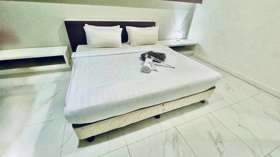 Bed, Bedroom, towels